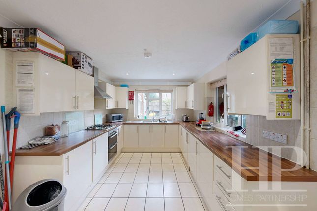 Room 4, 21 Furzefield, Crawley photo 4