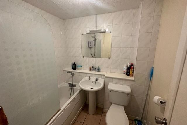 Flat for sale in Sagecroft Road, Thatcham