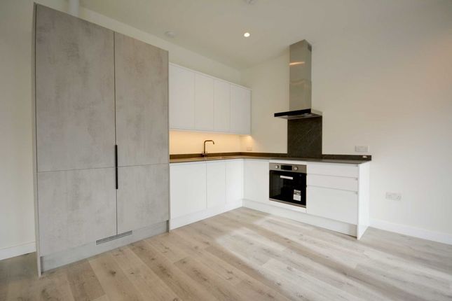 Flat to rent in Shirehall Lane, London