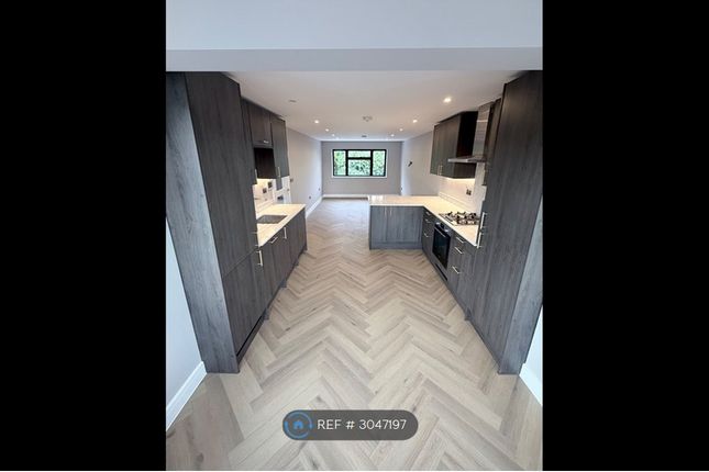 Flat, Park Avenue North, London photo 4