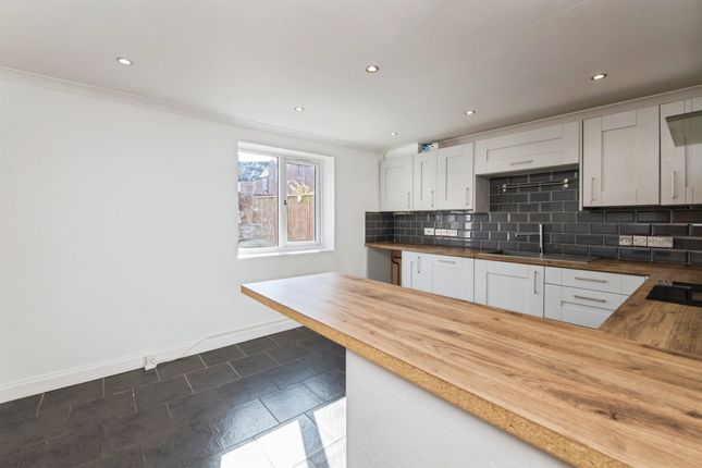 5, Eldridge House, Chard Road, Axminster photo 4