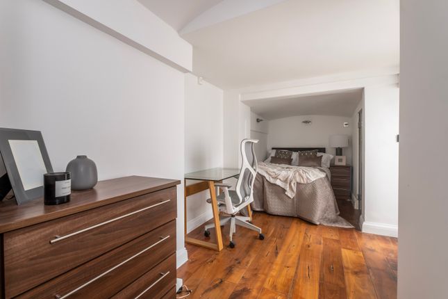 Flat for sale in Gloucester Mews, London