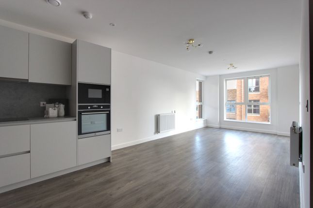 Thumbnail Flat to rent in 21 Bloomsbury Avenue, Southgate, Southgate