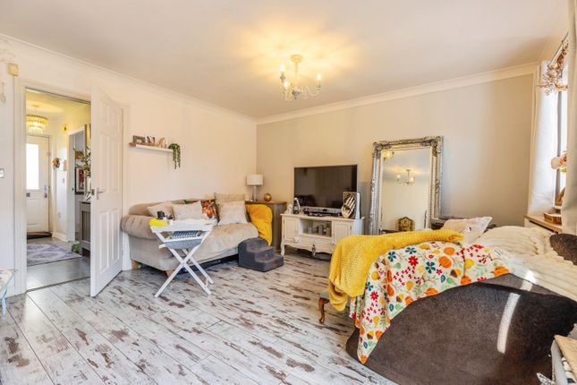 52, Martindale Crescent, Manchester photo 4