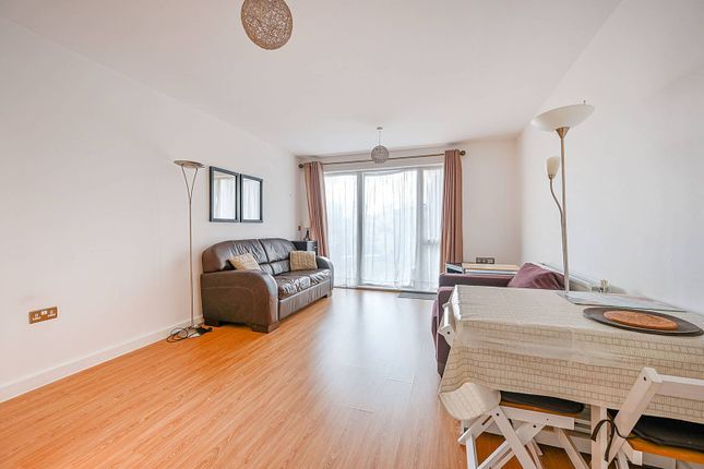 Flat to rent in Luma Apartments, Park Royal, London