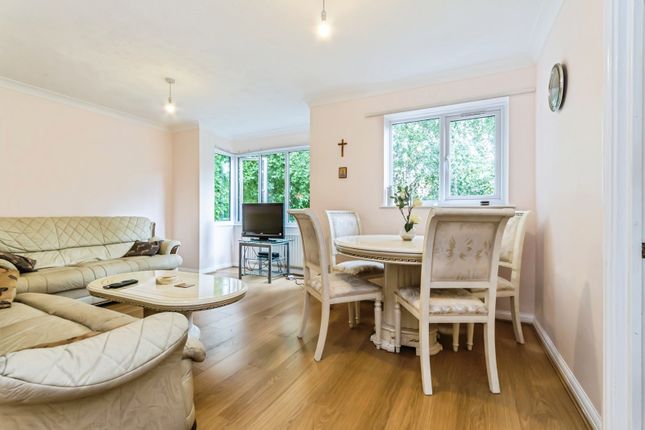 Flat 15,, Silvermere Court, Purley photo 4