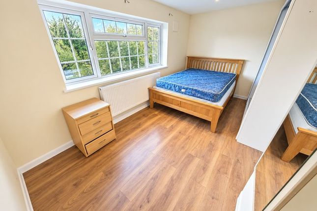 Kempton Avenue, Northolt photo 4