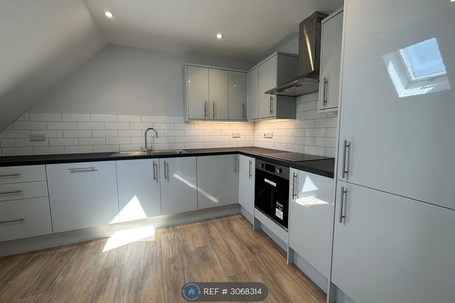 Flat, Chesters Place Downing Road, Tilehurst, Reading photo 2