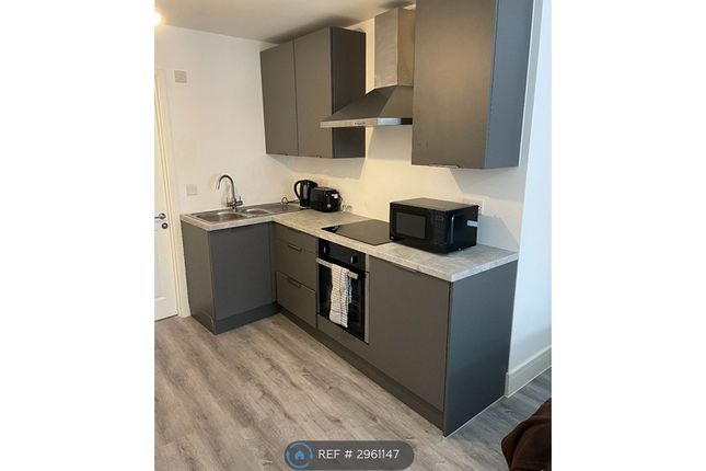 Flat, Chertsey Road, Woking photo 5