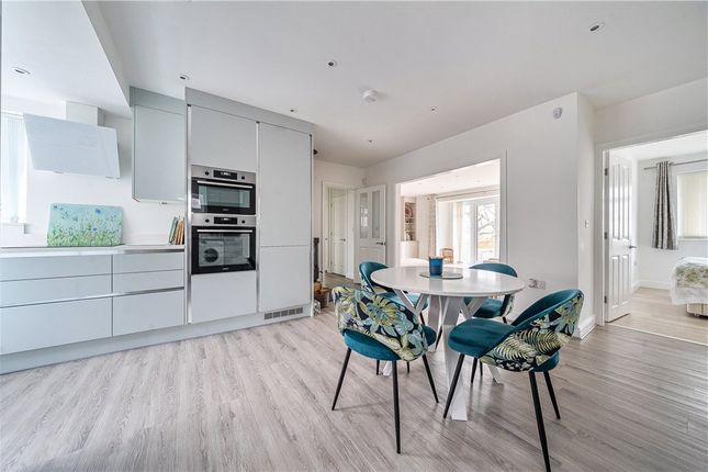 27, Carisbrooke Court, Hampshire photo 2