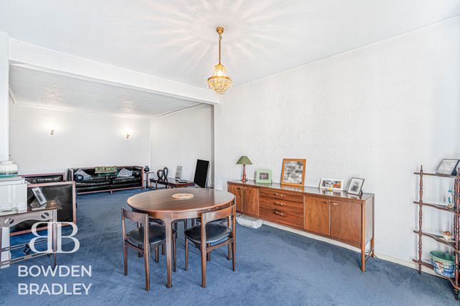 67 Queenborough Gardens, Ilford photo 4