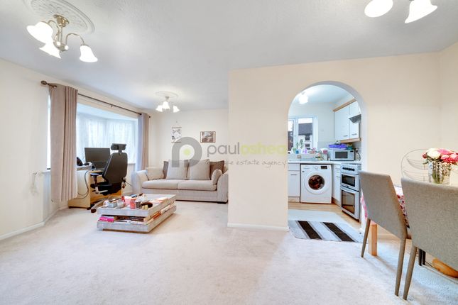 21 Muggeridge Close, South Croydon photo 2