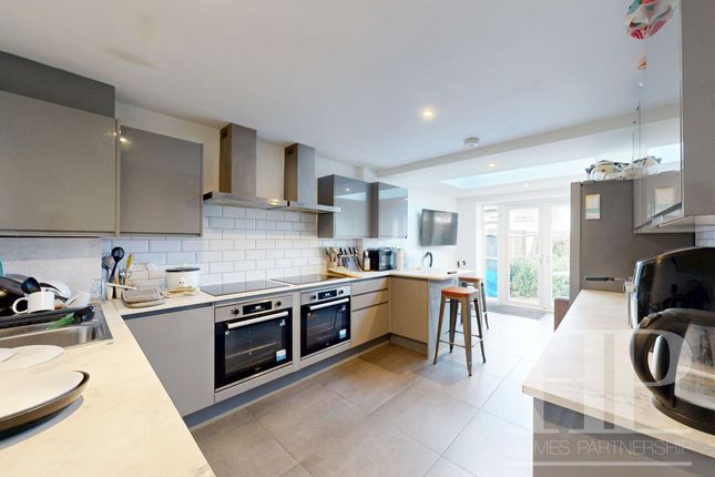 Room 5, 12 Teesdale, Crawley photo 2