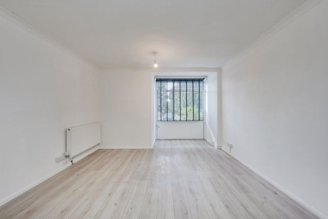 Flat 7 Packham, Packham Court, Sutton photo 2
