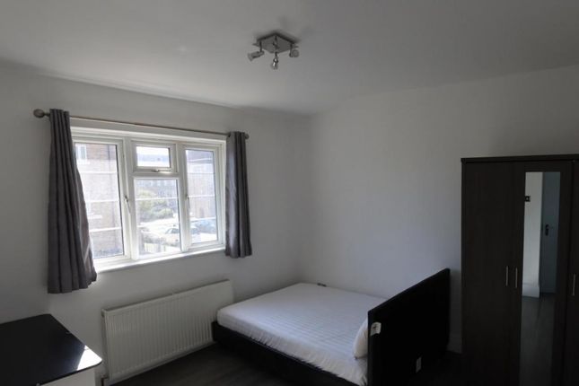 Room to rent in Causton Cottages, Galsworthy Avenue, London