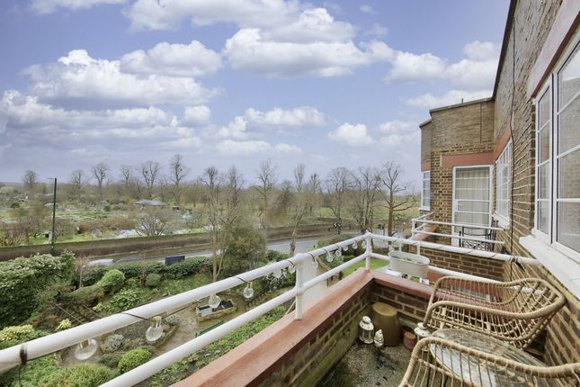 Flat for sale in Ingram House, Hampton Wick