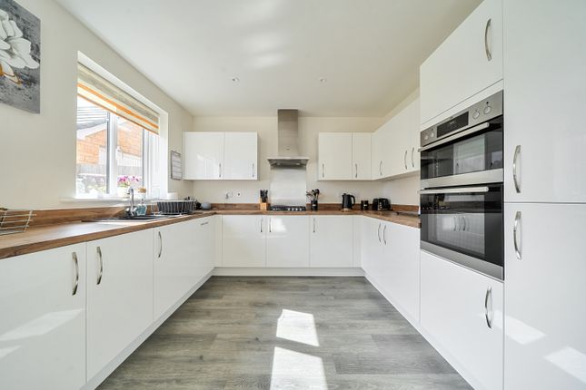 16, Blackwell Drive, Carterton photo 4