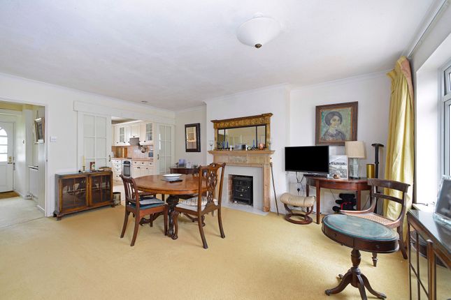 8 Charts Close, Cranleigh photo 3