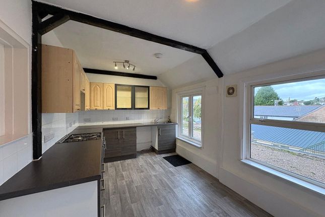 2-bed flat on High Street, Devon, £1,000/mo