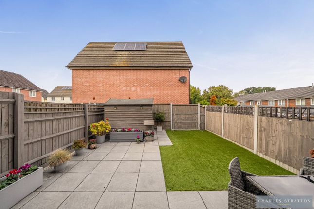 38 Leaf Hill Drive, Romford photo 4