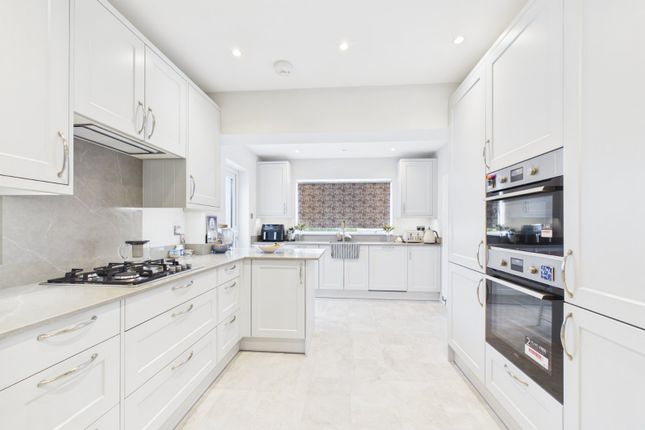 29, The Warren, Buckinghamshire photo 2