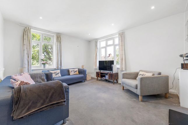 Flat 17 Robins Court, Kings Avenue, London photo 3