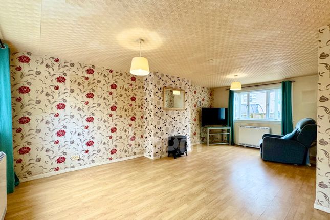 54, Ladeside Court, Kilbirnie photo 2