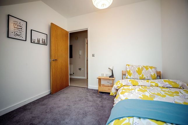 Flat for sale in Sandpiper Close, Greenhithe