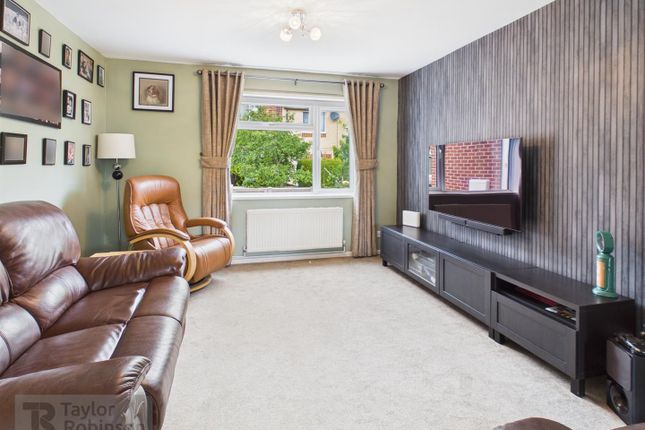 30, Cumbernauld Walk, Crawley photo 2