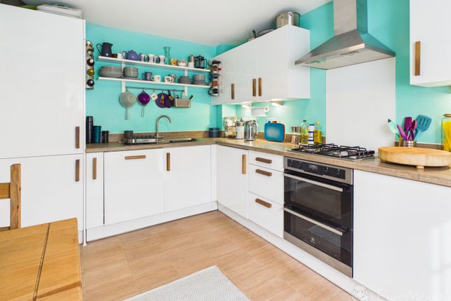 12, BADGER PLACE, BORDON photo 2