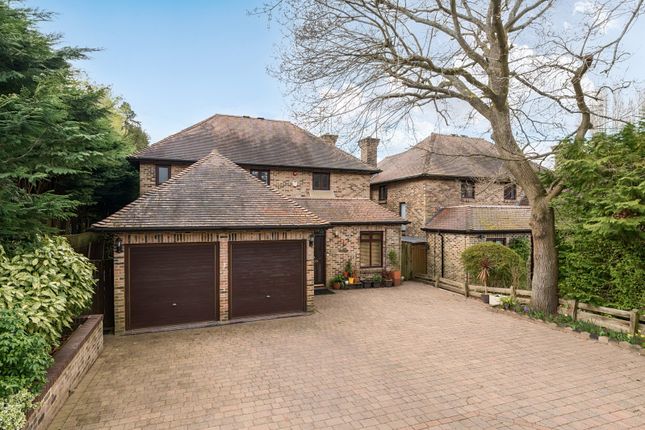 12, Pines Close, Middlesex photo 2