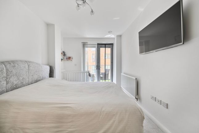 Flat 5, 43 Coxwell Boulevard, London photo 4