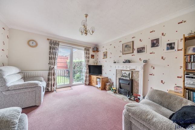 35, High Mead, Royal Wootton Bassett photo 3
