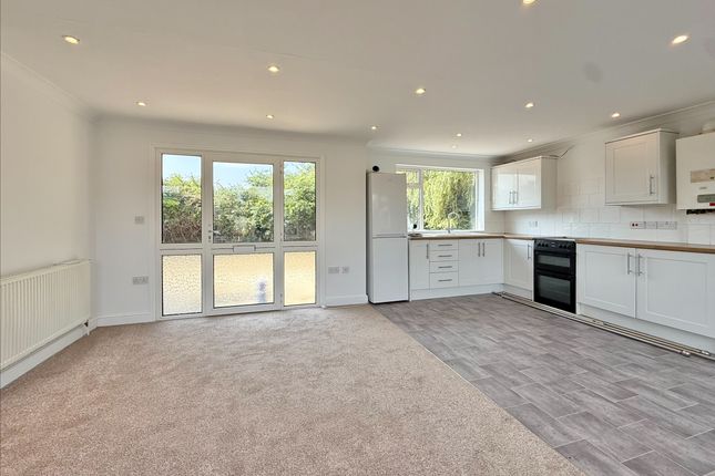50, Four Acres Estate, Great Yarmouth photo 4