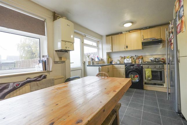 44, Highroyd, Huddersfield photo 5