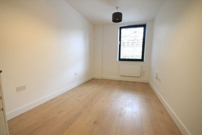 Flat to rent in Aldenham Road, Bushey WD23.