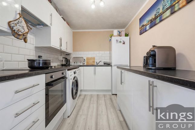 37, Woodridge Close, Enfield photo 4
