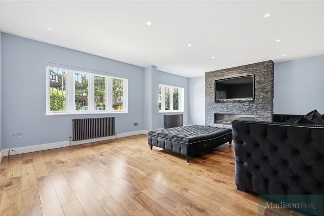 5, Woodland Way, Woodford Green photo 3