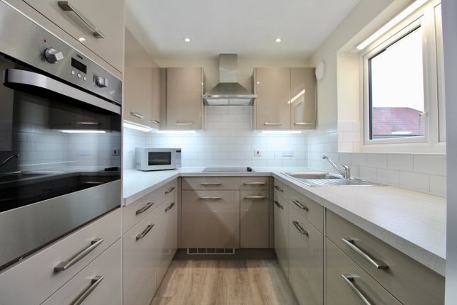 6 Knights Lodge, North Close, Lymington photo 3