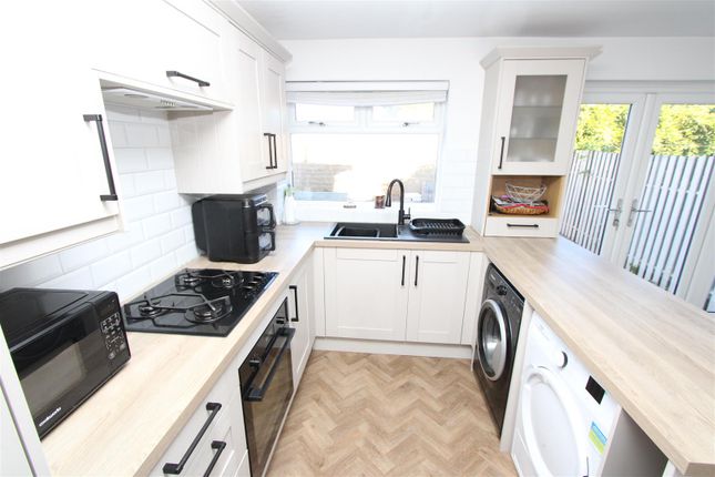 17, Leamington Drive, Bradford photo 2