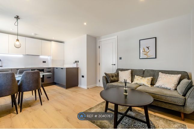 Flat, Glenhaven Avenue, Borehamwood photo 2