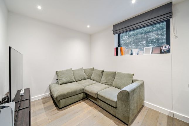 Flat 4 Rosemount House,, Rosemount Avenue, Surrey photo 3