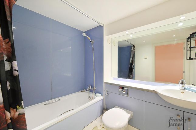 Flat for sale in Galaxy Building, 5 Crews Street