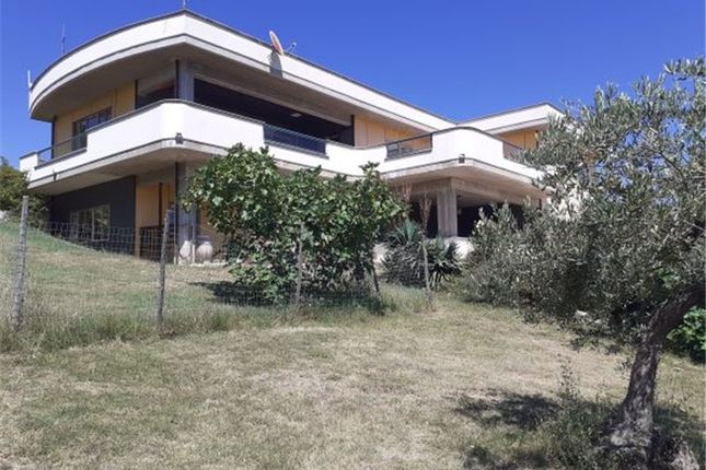 Villa for sale in San Valentino In A.C., Pescara, Abruzzo, Italy