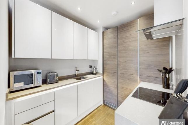 Flat to rent in Lawrence House, City Road, Clerkenwell, London