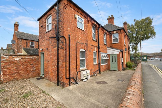 2-bed house on Boston, £850/mo