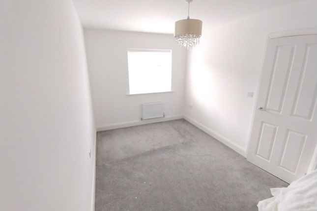 18, Gatcombe Way, Telford photo 5