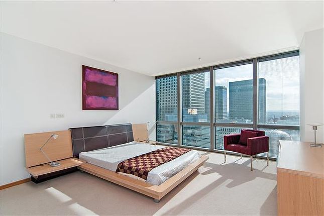 Flat to rent in No. 1 West India Quay, Hertsmere Road, London