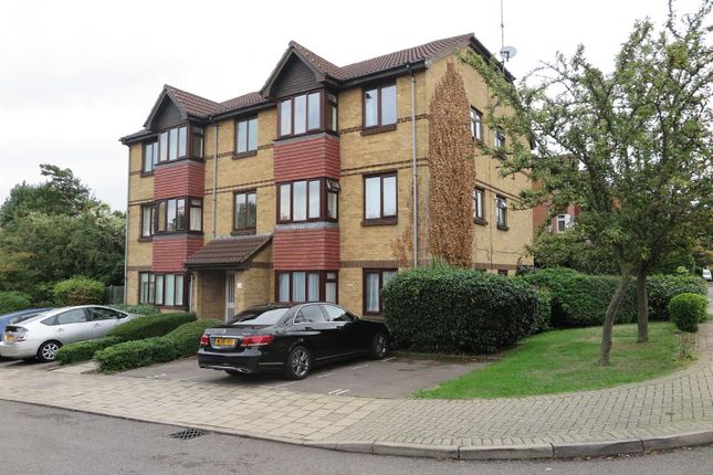 Flat to rent in Sterling Gardens, London