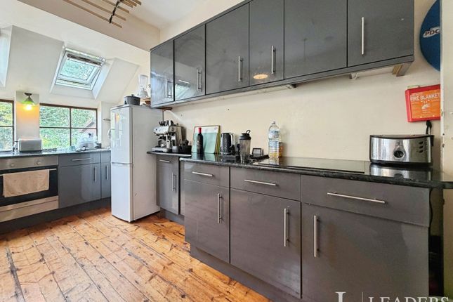 Room 4, 37, Mill Road, Essex photo 3